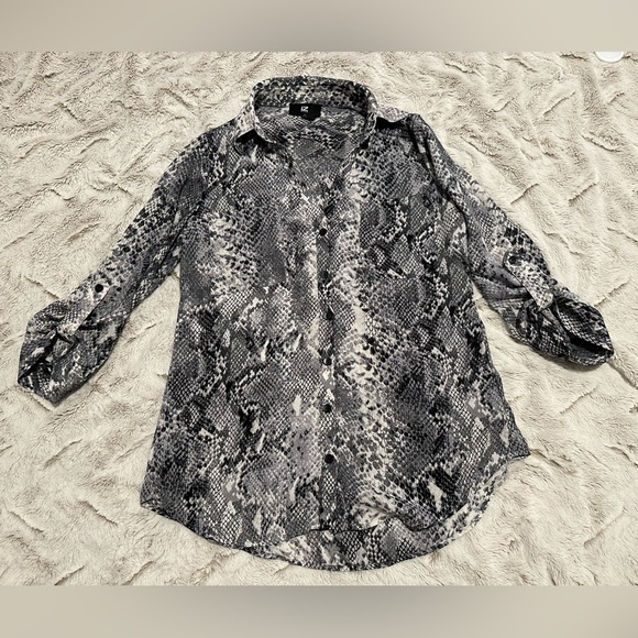 IZ Byer Women's Snake Print 3/4 Sleeve Blouse - Picture 6 of 9